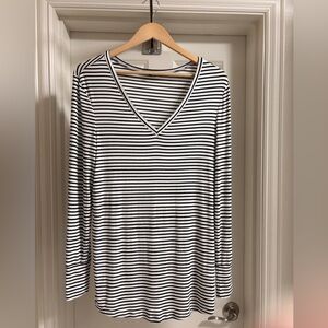 Universal Standard Liquid Jersey Long Sleeve V-Neck Top | 16 | Black & White